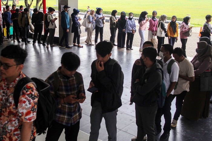 Sejumlah pencari kerja antre untuk mengikuti Pameran Bursa Kerja di Gedung Tegar Beriman , Kabupaten Bogor, Jawa Barat, Kamis (3/10/2024). Pemerintah Kabupaten Bogor bersama Dinas Tenaga Kerja dan stakeholder terkait berupaya menekan angka pengangguran dengan mengadakan Job Fair 2024, dan melibatkan 40 perusahaan serta Balai Pelayanan Perlindungan Pekerja Migran Indonesia (BP3MI) Jawa Barat yang menyediakan lebih dari dua ribu lowongan pekerjaan baik di dalam maupun di luar negeri. ANTARA FOTO/Yulius Satria WIjaya/Spt.
