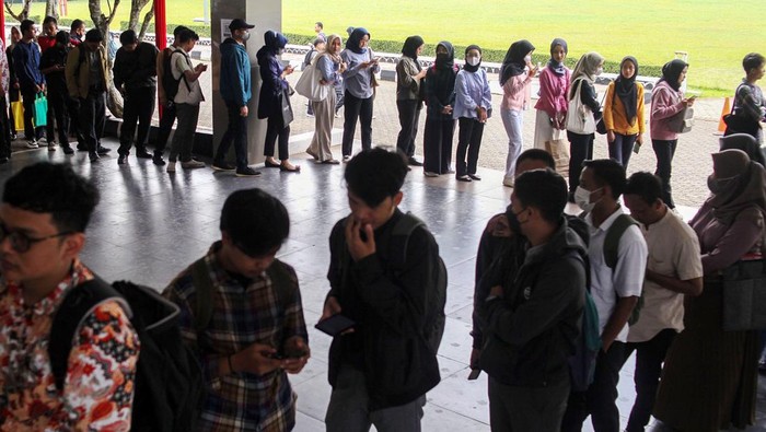 Sejumlah pencari kerja antre untuk mengikuti Pameran Bursa Kerja di Gedung Tegar Beriman , Kabupaten Bogor, Jawa Barat, Kamis (3/10/2024). Pemerintah Kabupaten Bogor bersama Dinas Tenaga Kerja dan stakeholder terkait berupaya menekan angka pengangguran dengan mengadakan Job Fair 2024, dan melibatkan 40 perusahaan serta Balai Pelayanan Perlindungan Pekerja Migran Indonesia (BP3MI) Jawa Barat yang menyediakan lebih dari dua ribu lowongan pekerjaan baik di dalam maupun di luar negeri. ANTARA FOTO/Yulius Satria WIjaya/Spt.