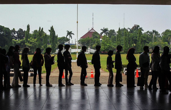 Sejumlah pencari kerja antre untuk mengikuti Pameran Bursa Kerja di Gedung Tegar Beriman , Kabupaten Bogor, Jawa Barat, Kamis (3/10/2024). Pemerintah Kabupaten Bogor bersama Dinas Tenaga Kerja dan stakeholder terkait berupaya menekan angka pengangguran dengan mengadakan Job Fair 2024, dan melibatkan 40 perusahaan serta Balai Pelayanan Perlindungan Pekerja Migran Indonesia (BP3MI) Jawa Barat yang menyediakan lebih dari dua ribu lowongan pekerjaan baik di dalam maupun di luar negeri. ANTARA FOTO/Yulius Satria WIjaya/Spt.