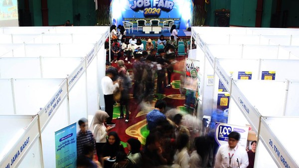 Potret Pencari Kerja Serbu Job Fair di Bogor
