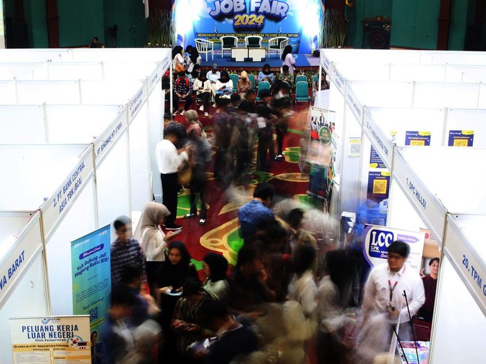Sejumlah pencari kerja antre untuk mengikuti Pameran Bursa Kerja di Gedung Tegar Beriman , Kabupaten Bogor, Jawa Barat, Kamis (3/10/2024). Pemerintah Kabupaten Bogor bersama Dinas Tenaga Kerja dan stakeholder terkait berupaya menekan angka pengangguran dengan mengadakan Job Fair 2024, dan melibatkan 40 perusahaan serta Balai Pelayanan Perlindungan Pekerja Migran Indonesia (BP3MI) Jawa Barat yang menyediakan lebih dari dua ribu lowongan pekerjaan baik di dalam maupun di luar negeri. ANTARA FOTO/Yulius Satria WIjaya/Spt.