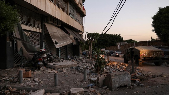 Vehicles stand at the site of an Israeli strike on central Beirut's Bachoura neighbourhood, amid ongoing hostilities between Hezbollah and Israeli forces, in Beirut, Lebanon October 3, 2024. REUTERS/Emilie Madi