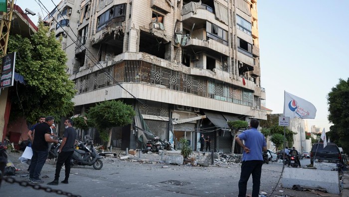 Vehicles stand at the site of an Israeli strike on central Beirut's Bachoura neighbourhood, amid ongoing hostilities between Hezbollah and Israeli forces, in Beirut, Lebanon October 3, 2024. REUTERS/Emilie Madi