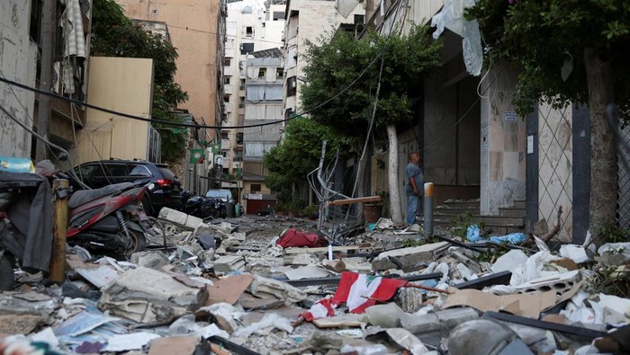 Vehicles stand at the site of an Israeli strike on central Beiruts Bachoura neighbourhood, amid ongoing hostilities between Hezbollah and Israeli forces, in Beirut, Lebanon October 3, 2024. REUTERS/Emilie Madi