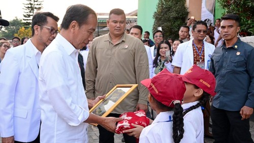 Presiden Joko Widodo mendapat sambutan istimewa dari dua siswi kelas 5 SDK Marsudirini, Clarion dan Belva di RSUD Waikabubak, Sumba Barat, NTT, Rabu, 2 Oktober 2024.