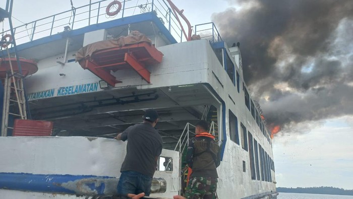 Proses Evakuasi kebakaran KMP Tandeman di perairan Tanjung Kasam, Batam. (dok. Istimewa)