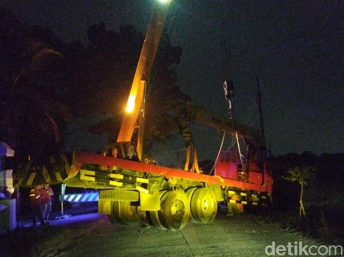 Proses evakuasi satu unit truk crane yang terguling di sawah Desa Gatak, Kecamatan Ngawen, Klaten, Rabu (3/10/2024) malam.