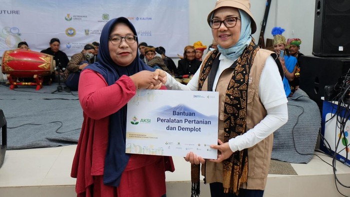 Petani menyiapkan bibit padi siap tanam di persawahan Muaro Jambi, Jambi, Minggu (30/6/2024). Pemerintah Provinsi Jambi menetapkan sasaran tanam padi dalam rangka optimasi lahan tahun 2024 seluas 109.260 hektar yang dilaksanakan melalui upaya peningkatan produktivitas, optimalisasi dan perluasan areal tanam, pengamanan produksi dan penguatan kelembagaan. ANTARA FOTO/Wahdi Septiawan/aww.