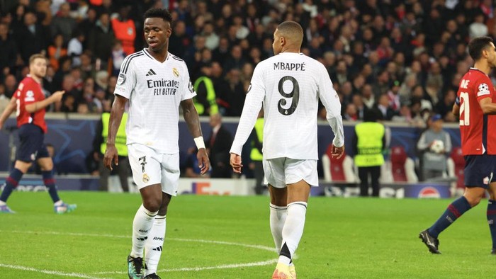 LILLE, FRANCE - OCTOBER 02: Vinicius Jr #7 and  Kylian Mbappe #9 of Real Madrid react after the defeat during the UEFA Champions League 2024/25 League Phase MD2 match between LOSC Lille and Real Madrid C.F. at Stade Pierre Mauroy on October 02, 2024 in Lille, France. (Photo by Xavier Laine/Getty Images)