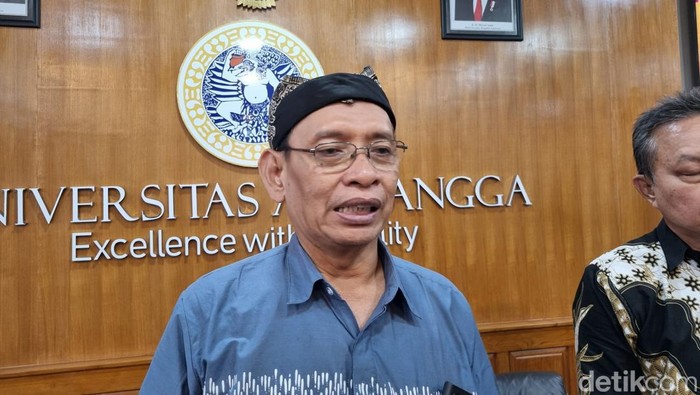 Rektor Unair Prof M Nasih.