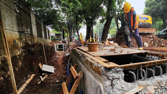 Revitalisasi Jalur Pedestrian Terus Dipercepat Para pekerja menyelesaikan perbaikan trotoar dan jaringan utilitas di Jalan Prof DR Soepomo, Jakarta, Kamis (3/10/2024). Pekerjaan di jalan Prof. DR. Soepomo hingga sepanjang jalan Letjen MT Haryono sisi utara tersebut untuk memberikan kenyamanan bagi pejalan kaki dan ditargetkan selesai pada Desember 2024.