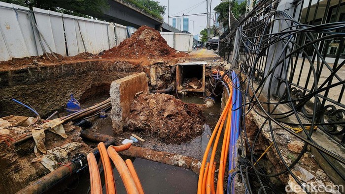 Revitalisasi Jalur Pedestrian Terus Dipercepat Para pekerja menyelesaikan perbaikan trotoar dan jaringan utilitas di Jalan Prof DR Soepomo, Jakarta, Kamis (3/10/2024). Pekerjaan di jalan Prof. DR. Soepomo hingga sepanjang jalan Letjen MT Haryono sisi utara tersebut untuk memberikan kenyamanan bagi pejalan kaki dan ditargetkan selesai pada Desember 2024.