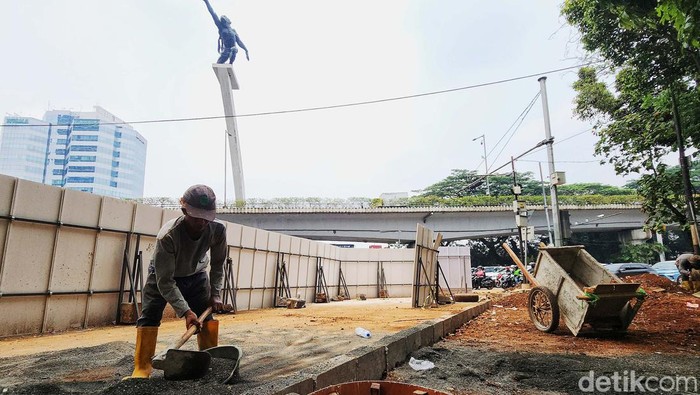 Revitalisasi Jalur Pedestrian Terus Dipercepat Para pekerja menyelesaikan perbaikan trotoar dan jaringan utilitas di Jalan Prof DR Soepomo, Jakarta, Kamis (3/10/2024). Pekerjaan di jalan Prof. DR. Soepomo hingga sepanjang jalan Letjen MT Haryono sisi utara tersebut untuk memberikan kenyamanan bagi pejalan kaki dan ditargetkan selesai pada Desember 2024.