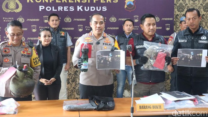 Rilis kasus pembakaran mobil di Mapolres Kudus, Kamis (3/10/2024).