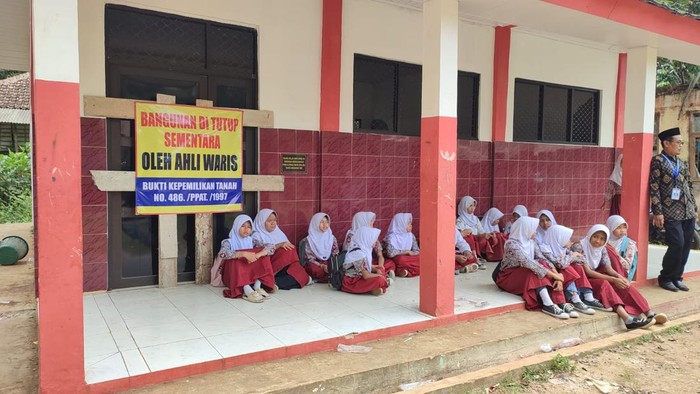 Ruang kelas SDN di Pandeglang disegel ahli waris.