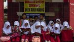 Ruang Kelas SDN Senangsari Disegel Ahli Waris, Siswa Belajar di Teras