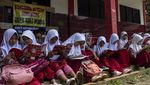 Ruang Kelas SDN Senangsari Disegel Ahli Waris, Siswa Belajar di Teras