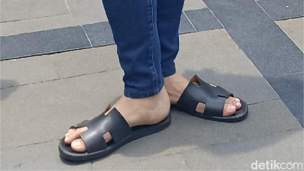 Sandal Hermes yang dipakai Kaesang, yang harga sepasangnya antara Rp 10 juta hingga Rp 12 juta.