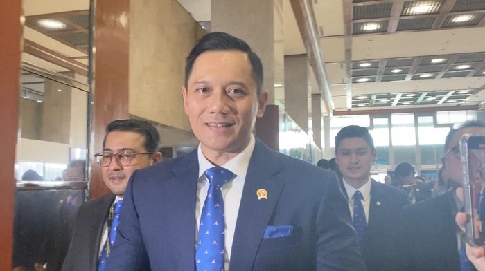 Menteri ATR/BPN Agus Harimurti Yudhoyono (AHY) hadir di gedung MPR/DPR/DPD RI, Senayan, Jakarta, Kamis (3/10/2024). AHY menyampaikan hendak menghadiri acara pelantikan adiknya, Edhie Baskoro Yudhoyono (Ibas), menjadi Wakil Ketua MPR dari Fraksi Partai Demokrat.