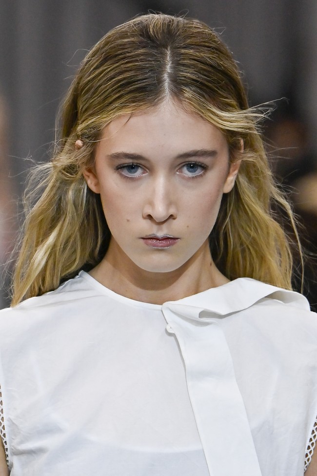 Sunday mengenakan makeup gaya natural dengan pulasan eyeshadow nude dan lipgloss pink. Foto: Gamma-Rapho via Getty Images/Victor VIRGILE