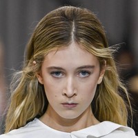 Sunday mengenakan makeup gaya natural dengan pulasan eyeshadow nude dan lipgloss pink. Foto: Gamma-Rapho via Getty Images/Victor VIRGILE