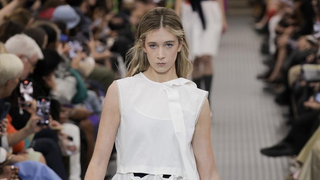 Model remaja ini berjalan dengan wajah fierce, memasan tatapan tajam ke arah kamera. Nicole Kidman tak tampak berada di kursi front row menyaksikan putrinya debut sebagai model. Namun dia membagikan momen istimewa tersebut di Instagram. Foto: Gamma-Rapho via Getty Images/Victor VIRGILE