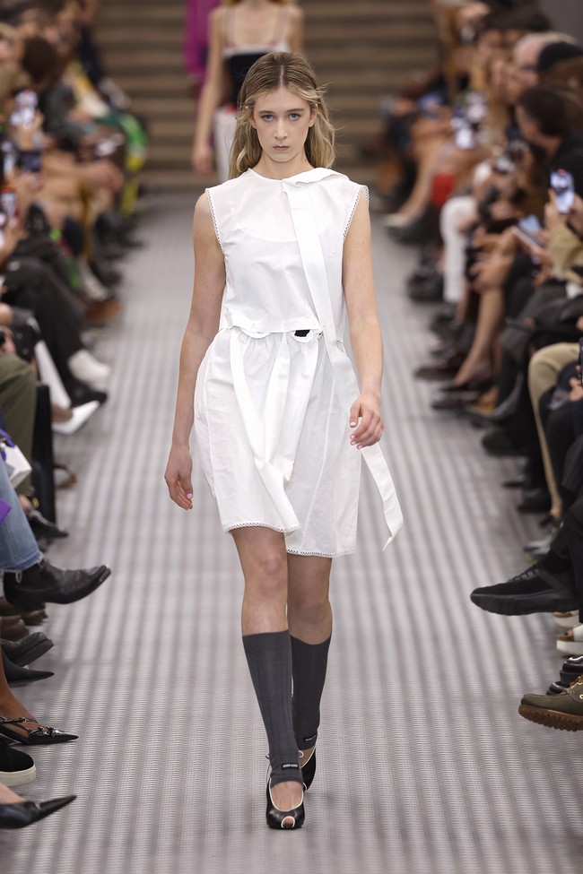 Sunday Rose, putri pasangan Nicole Kidman dan Keith Urban, menyusul Romeo Beckham menjadi model catwalk di Paris Fashion Week. Foto: Gamma-Rapho via Getty Images/Victor VIRGILE