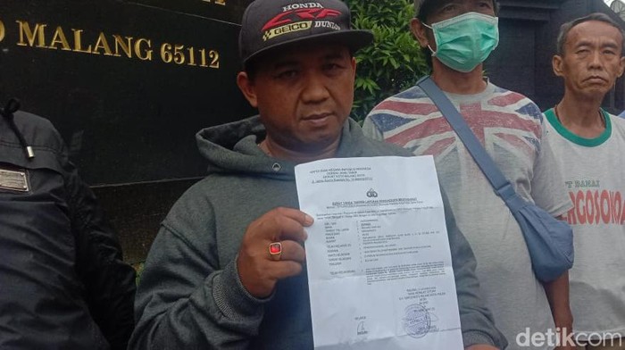Supandi, paman ART yang disiksa majikan di Kota Malang saat menunjukkan foto keponakannya yang dirawat di RS.