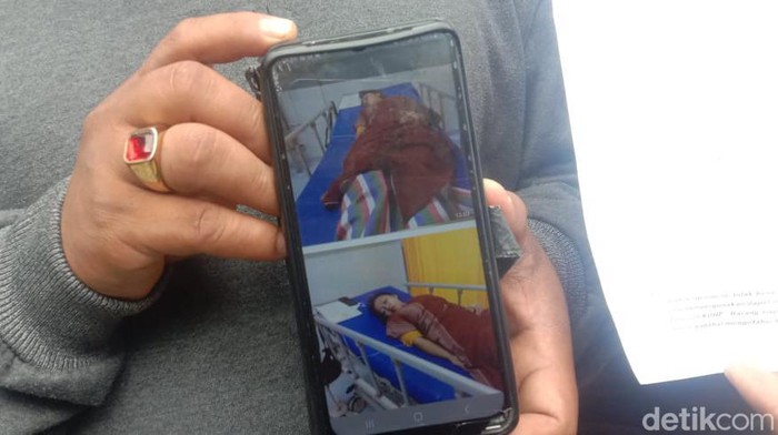 Supandi, paman ART yang disiksa majikan di Kota Malang saat menunjukkan foto keponakannya yang dirawat di RS.