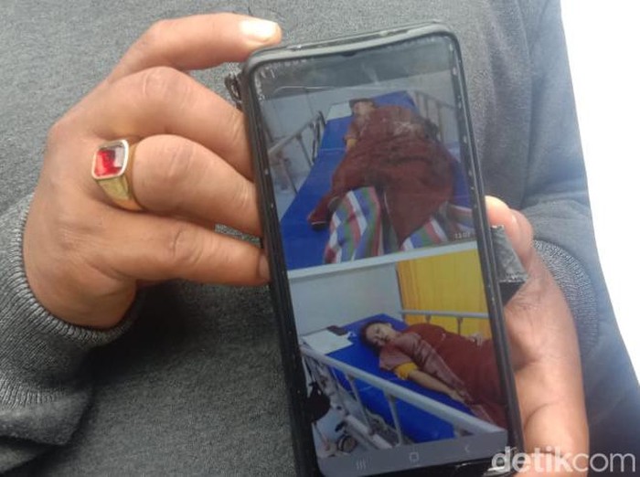 Supandi, paman ART yang disiksa majikan di Kota Malang saat menunjukkan foto keponakannya yang dirawat di RS.