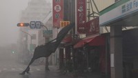 Lebih lanjut, Kementerian Dalam Negeri Taiwan mengatakan telah mengevakuasi lebih dari 10 ribu orang dari wilayah yang rentan.  
