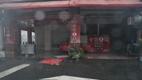 Selain itu sektor bisnis juga ditutup, para pemilik usaha menutup toko mereka untuk mengantisipasi terjangan Topan Karathon.  