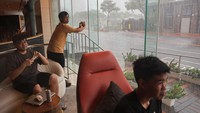 Taiwan menerapkan shutdown dengan menutup puluhan sekolah dan kantor sejak Rabu (2/10) setelah Topan Krathon dilaporkan menerjang wilayah selatan dan timur negara tersebut.  