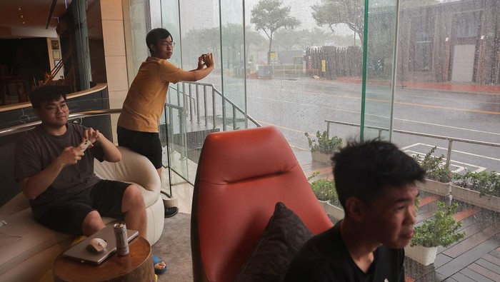Taiwan Shutdown Gegara Topan Krathon A person crosses the road as Typhoon Krathon approaches, in Kaohsiung, Taiwan October 3, 2024. REUTERS/Ann Wang TPX IMAGES OF THE DAY