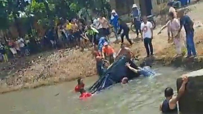 Tangkapan layar pickup meluncur ke saluran Bendungan Kosinggolan Bolmong.
