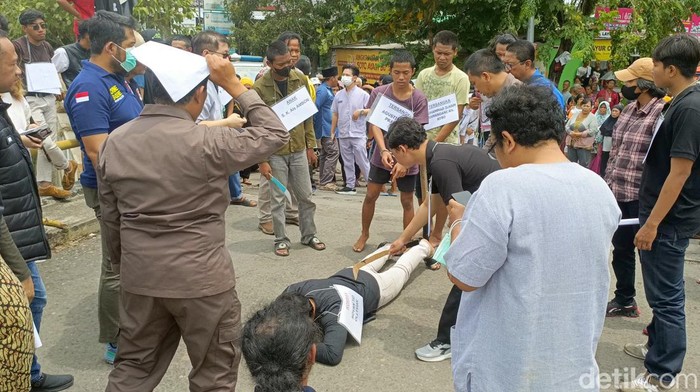 Proses reka ulang tawuran yang menewaskan 1 orang di Jalan Layur, Semarang, Kamis (3/10/2024).