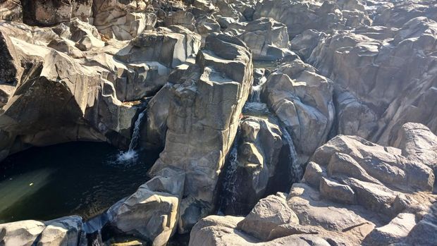 Tebing batuan berbentuk balok yang ada di Celebes Canyon.