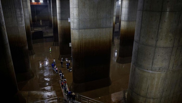 Terowongan Bawah Tanah Tokyo Jadi Destinasi Wisata Members of the Tokyo Metropolitan Government Bureau of Construction conduct a visit inside Kanda River Ring Road No.7 Underground Regulating Reservoir, constructed to protect Tokyo and its suburbs against floods during heavy rain and typhoon seasons, in Tokyo, Japan, July 16, 2024. The system kicked in four times in June, more than all of last year, capturing water before pumping it safely into the Edogawa River and out to sea.