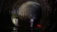 Namanya Metropolitan Area Outer Underground Discharge Channel (MAOUDC). Adalah sebuah sistem terowongan sepanjang 6,3 km dan ruang-ruang silindris yang menjulang tinggi yang melindungi Tokyo bagian utara dari sergapan banjir.  