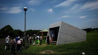 Pengunjung dikawal oleh pemandu melalui pintu masuk tangki air pengatur tekanan, yang merupakan bagian dari kompleks terowongan pembuangan air bawah tanah yang dibangun untuk melindungi Tokyo dan daerah pinggirannya dari banjir selama musim hujan lebat dan topan, di Saluran Pembuangan Bawah Tanah Wilayah Luar Metropolitan di Kasukabe, Jepang.  
