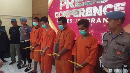 Tersangka pengedar sabu dihadirkan dalam konferensi pers di Aula Mapolres Jembrana, Kamis (3/10/2024). (I Putu Adi Budiastrawan/detikBali)