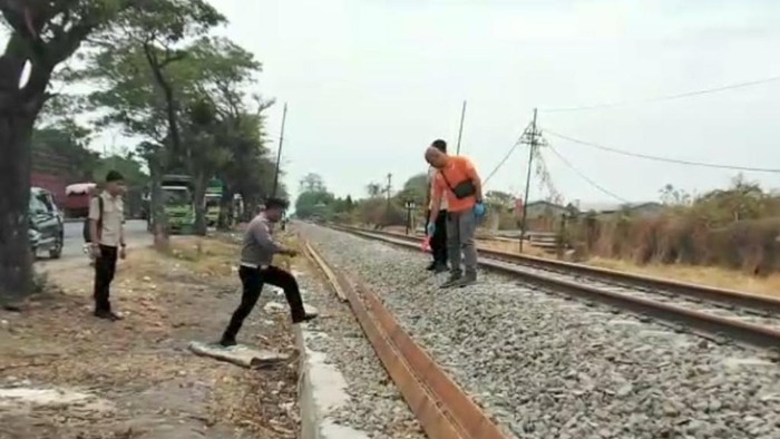 tewas tertabrak KA Tawang Alun di Pasuruan