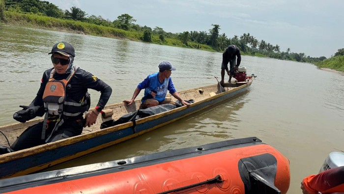Tim SAR gabungan saat melakukan pencarian balita terjatuh ke sungai. Dokumen Istimewa
