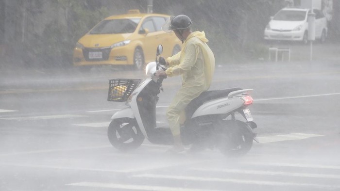Topan Krathon Mengamuk di Taiwan A view of Love River as Typhoon Krathon arrives in Kaohsiung, southern Taiwan, Thursday, Oct. 3, 2024. (AP Photo/Chiang Ying-ying)