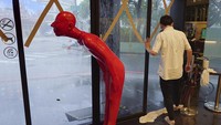 Seorang staf hotel membersihkan air di pintu masuk saat Topan Krathon tiba di Kaohsiung, Taiwan selatan, Kamis (3/10/2024).  