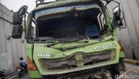 Sebuah truk ringsek akibat kecelakaan lalu-lintas di Underpass Arteri Pondok Indah, Jakarta Selatan, Kamis (3/10/2024). Berdasarkan informasi, kecelakaan terjadi dini hari. 