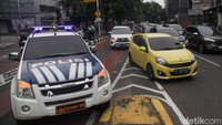 Kendaraan yang menuju Pasar Kebayoran Lama sementara tidak bisa melalui underpass. 