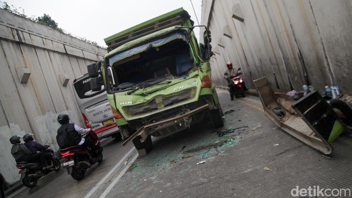 Sebuah truk ringsek akibat kecelakaan lalu-lintas di Underpass Arteri Pondok Indah, Jakarta Selatan, Kamis (3/10/2024). Berdasarkan informasi, kecelakaan terjadi dini hari.