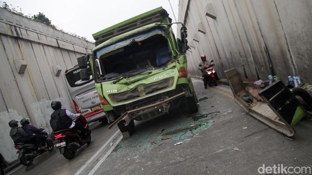 Sebuah truk ringsek akibat kecelakaan lalu-lintas di Underpass Arteri Pondok Indah, Jakarta Selatan, Kamis (3/10/2024). Berdasarkan informasi, kecelakaan terjadi dini hari.