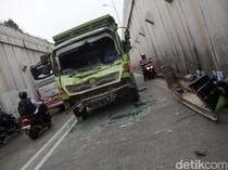 Truk Ringsek di Underpass Arteri Pondok Indah, Lalin Macet